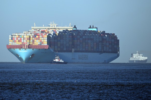 Schiffe fahren vor Tanks in den Hafen von Rotterdam