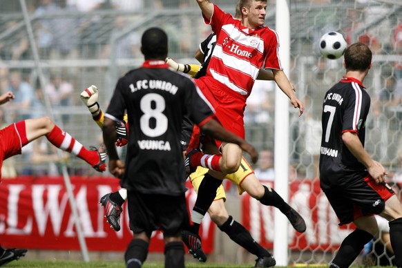 Thomas Müller erzielt 2008 den Führungstreffer im Spiel gegen Union. Links: Das Bein von Holger Badstuber.