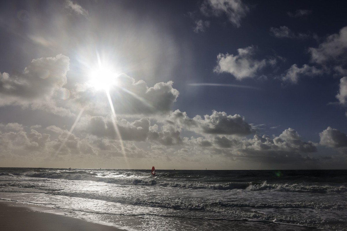 02.10.2022, Schleswig-Holstein, Westerland/Sylt: Die Sonne scheint auf die Nordsee. Das Saisonfinale beim Windsurf Worldcup l�uft auf der Nordseeinsel Sylt noch bis zum 3. Oktober 2022. Foto: Frank Mo ...