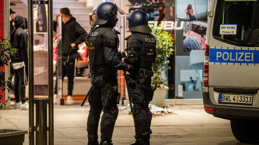 Zwei Polizisten am Abend in der Stuttgarter Innenstadt.