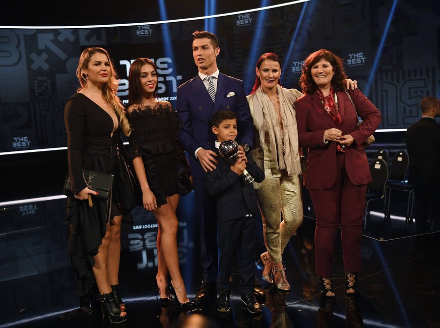 Fussball International FIFA The Best Football Awards 2016 09.01.2017 The Best 2016; Cristiano Ronaldo (Real Madrid/Portugal) mit Familie; Schwester Katia, seiner neue Freundin Georgina Rodriguez, Cris ...