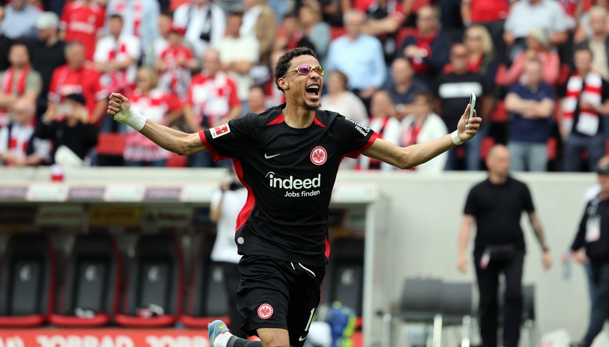 17.05.25 SC Freiburg - Eintracht Frankfurt Deutschland, Freiburg, 17.05.2025, Fussball, Bundesliga, SC Freiburg - Eintracht Frankfurt: Hugo Ekitike Eintracht Frankfurt Schlussjubel Champions League CL ...
