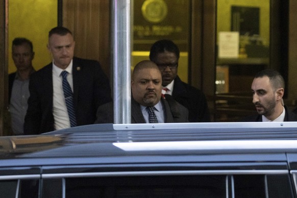 Manhattan District Attorney Alvin Bragg leaves the District Attorney&#039;s office in New York, Thursday, March 30, 2023. (AP Photo/Yuki Iwamura)