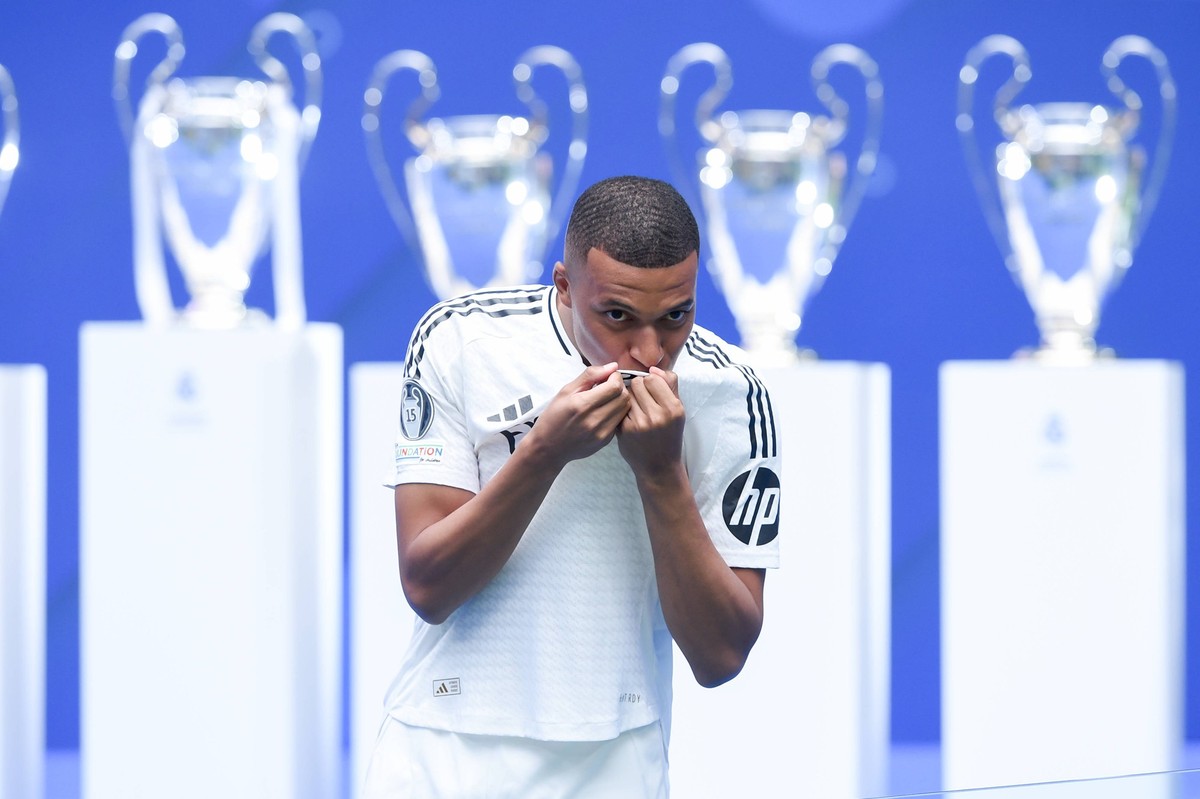 Bilder des Jahres 2024, Sport 07 Juli Sport Themen der Woche KW 29 Sport Bilder des Tages 240717 -- MADRID, July 17, 2024 -- Kylian Mbappe kisses his jersey during his official presentation as Real Ma ...