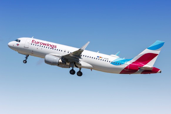 Eurowings Airbus A320 Flugzeug Stuttgart, Deutschland - 8. Juni 2019: Ein Airbus A320 der Eurowings mit dem Kennzeichen D-AEWF startet vom Flughafen Stuttgart (STR) in Deutschland *** Eurowings Airbus ...