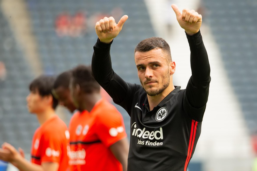 Filip Kostic (Eintracht Frankfurt, 10) winkt den Fans zu. Testspiel zwischen Eintracht Frankfurt und AS St-Étienne am 31. Juli 2021 im Deutsche Bank Park in Frankfurt am Main. Nach Vorgaben der DFL, D ...