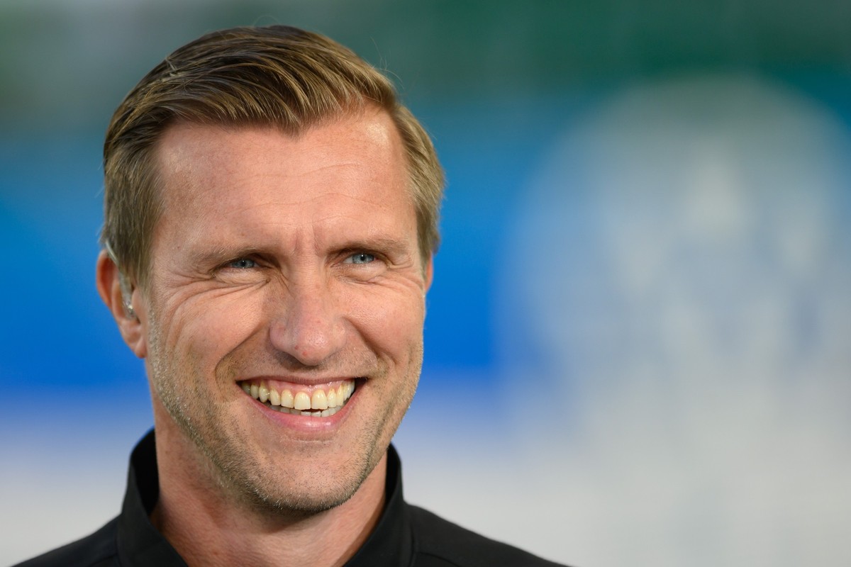 ARCHIV - 14.09.2024, Niedersachsen, Wolfsburg: Fußball: Bundesliga, VfL Wolfsburg - Eintracht Frankfurt, 3. Spieltag, Volkswagen Arena. Markus Krösche, Sportvorstand bei Eintracht Frankfurt, lächelt v ...