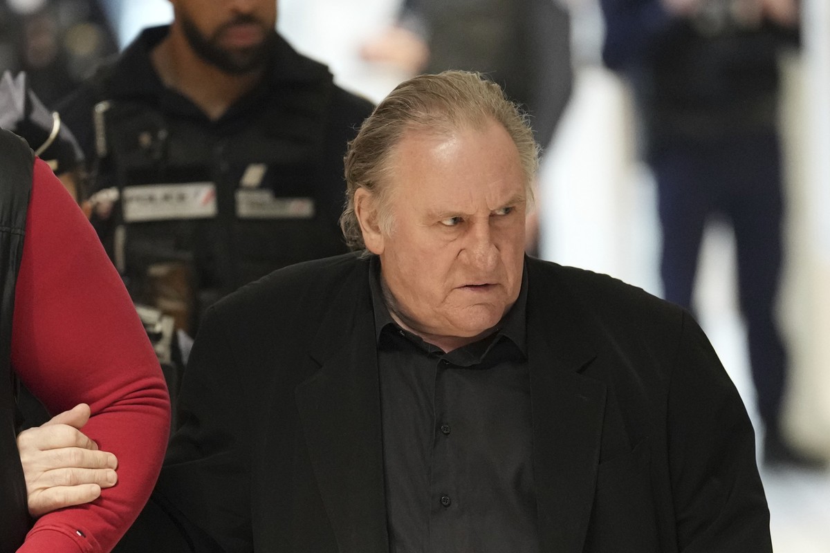 ARCHIV - 27.03.2025, Frankreich, Paris: Der Schauspieler Gerard Depardieu kommt zu seinem Prozess wegen angeblicher sexueller Übergriffe auf zwei Frauen an einem Filmset im Jahr 2021. Am Dienstagmorge ...