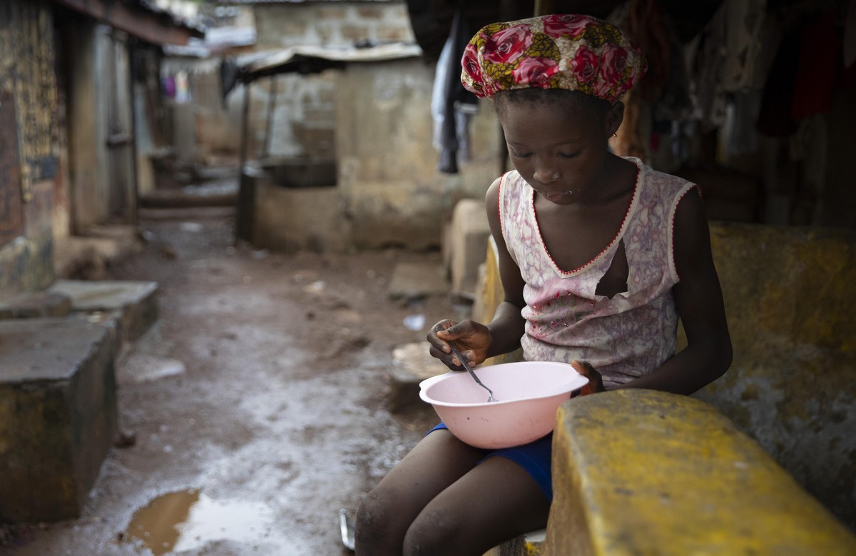 Maedchen, mit einer Teller dass in Bomeh Village auf der KissyRoad Muellkippe lebt, Freetown, 15.06.2021. Auf den Muellbergen der Stadt haben die Aermsten der Armen angefangen zu siedeln. Sie leben ue ...