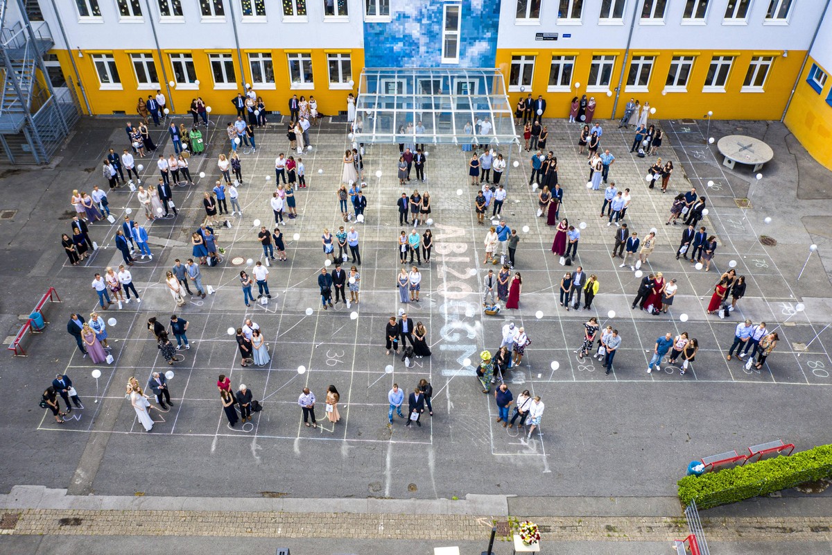 So haben Abiturienten in Moers ihre Zeugnisse entgegen genommen: mit viel Abstand an der frischen Luft.