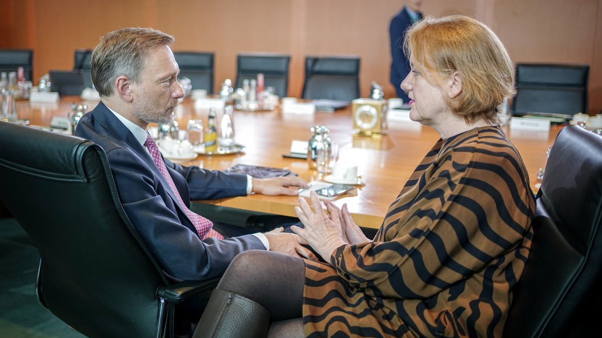 ARCHIV - 24.05.2023, Berlin: Christian Lindner (FDP), Bundesminister der Finanzen, und Lisa Paus (Bündnis 90/Die Grünen), Bundesministerin für Familie, Senioren, Frauen und Jugend, nehmen an der Sitzu ...