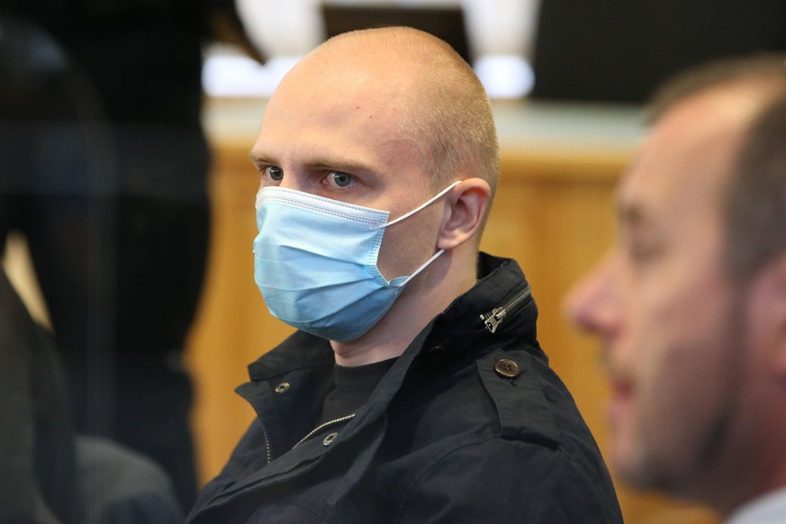Der Angeklagte Stephan Balliet mit Mundschutz vor Beginn der Verhandlung im Saal - Prozessbeginn im Landgericht Magdeburg gegen den Halle Attent