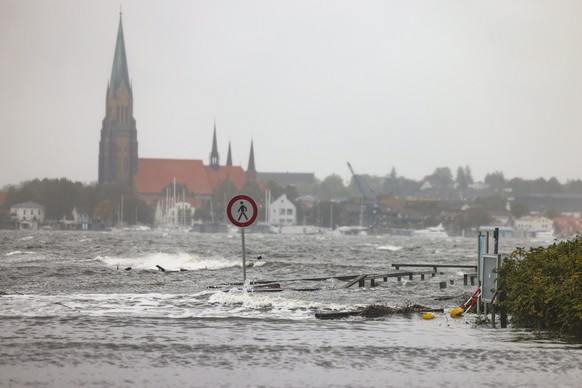 20.10.2023, Schleswig-Holstein, Schleswig: Das Wasser aus der Schlei �berschwemmt einen Bootshafen. Wegen eines Sturmtiefs sind an der Ostseek�ste die ersten Stra�en und Uferbereiche vom Hochwasser �b ...