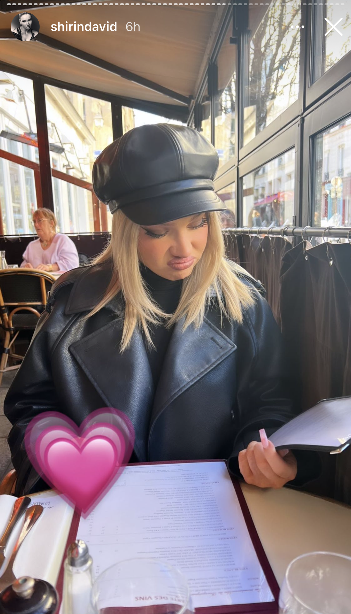 Shirin David verbirgt ihre Hand.