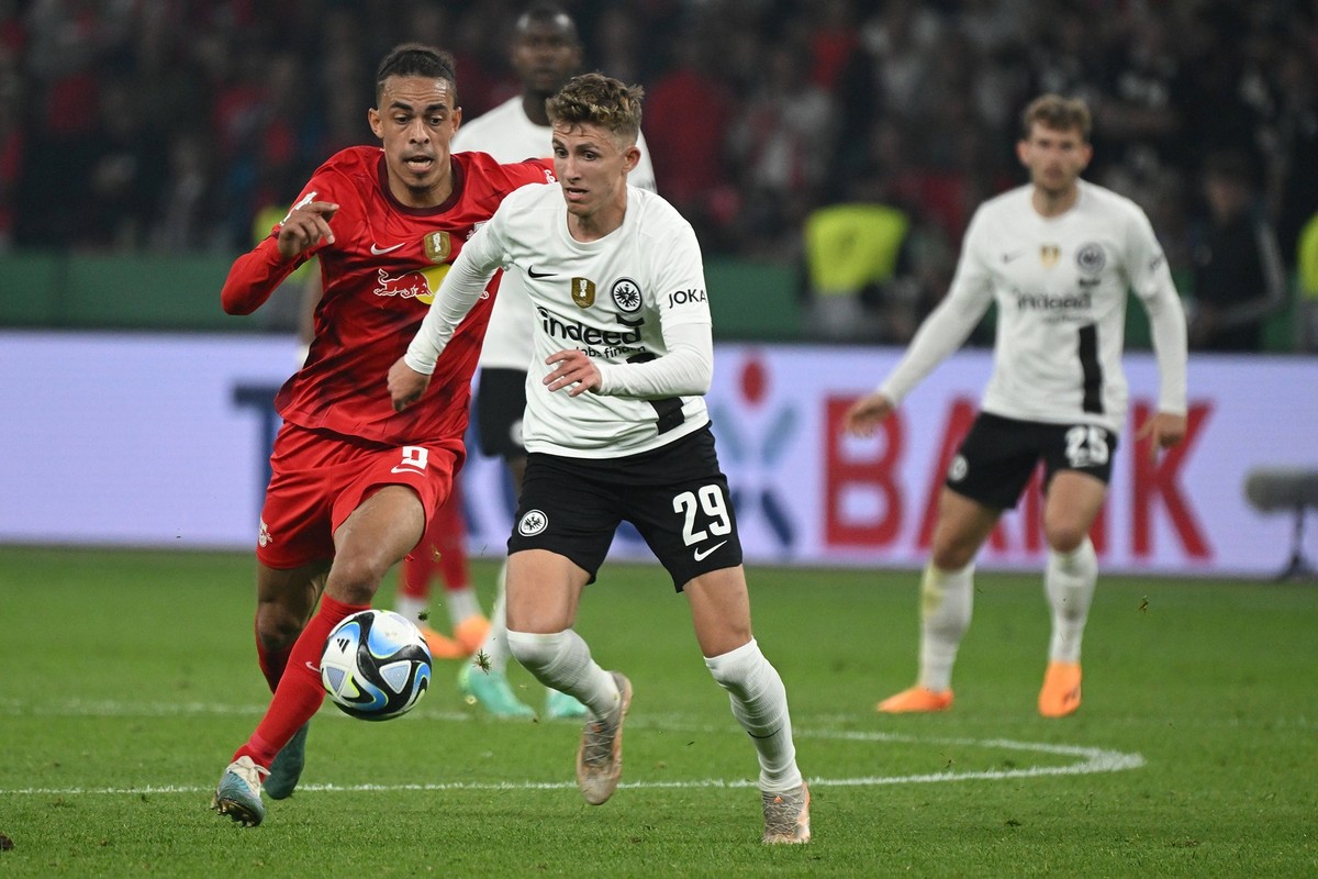 03.06.2023, xjhx, Fussball DFB Pokal Finale 2023, Eintracht Frankfurt - RB Leipzig emspor, v.l. Yussuf Poulsen RB Leipzig Jesper Lindström Lindstroem of Eintracht Frankfurt Zweikampf, Aktion, action,  ...