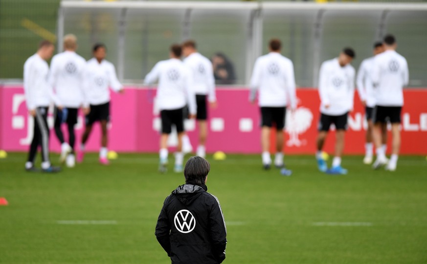 Joachim Löw, Loew, schaut Spielern beim Training zu. Am Dienstag hat der Deutsche Fußballbund (DFB) bekannt gegeben, dass der Bundestrainer seine Tätigkeit auf eigenem Wunsch nach der Europameistersch ...