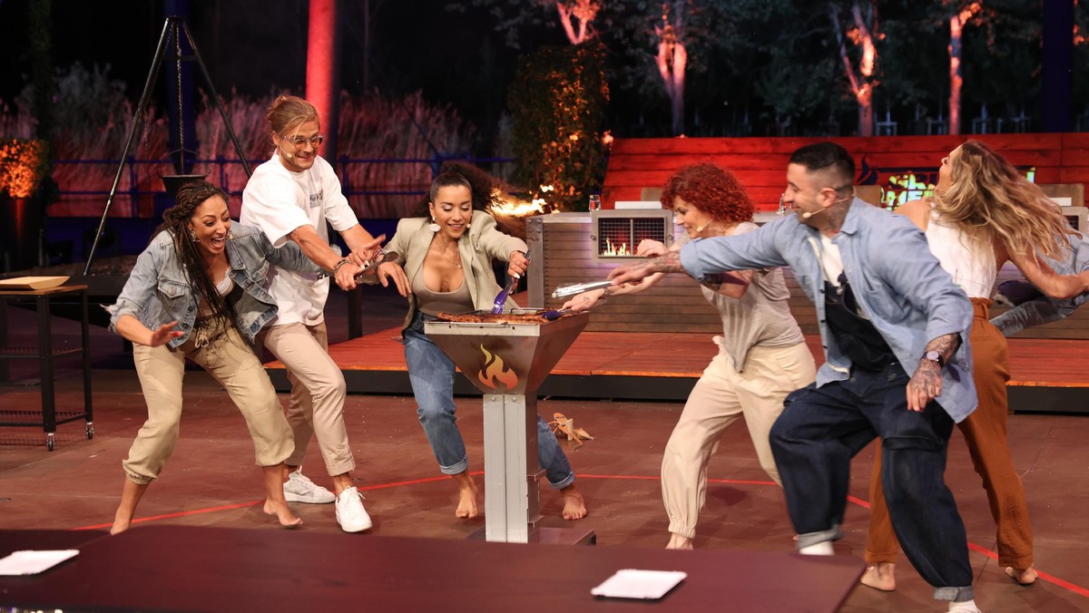 Rúrik Gislason (2.v.l), Sammy Amara (2.v.r.) und die No Angels (v.l.) Jessica, Nadja, Lucy und Sandy

Die Verwendung des sendungsbezogenen Materials ist nur mit dem Hinweis und Verlinkung auf TVNOW ge ...