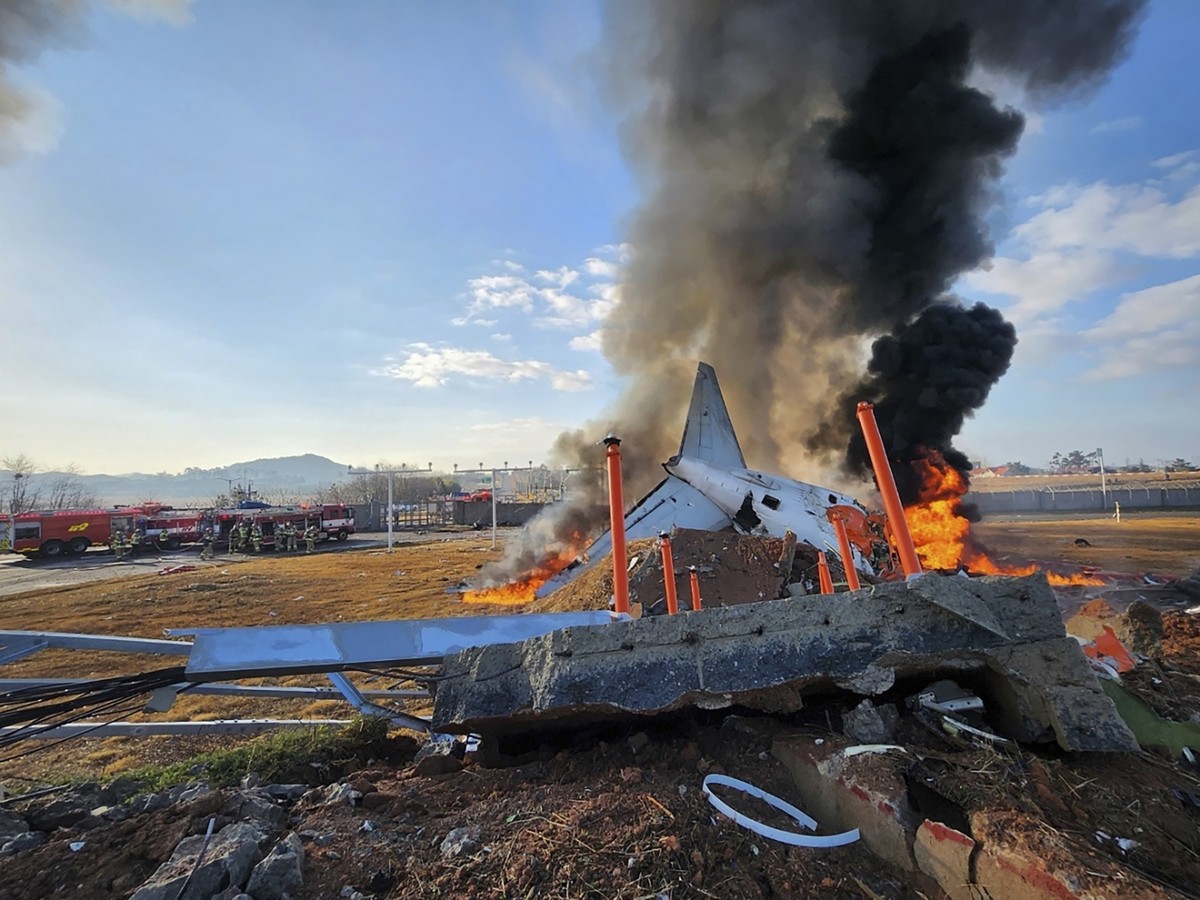 HANDOUT - 29.12.2024, Südkorea, Muan: Dieses von der südkoreanischen Feuerwehrstation Muan zur Verfügung gestellten Foto zeigt ein Passagierflugzeug in Flammen auf dem internationalen Flughafen Muan.  ...