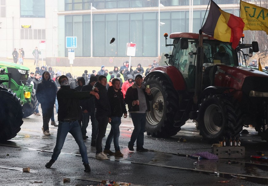 People take part in a protest of European farmers over price pressures, taxes and green regulation, on the day of an EU Agriculture Ministers meeting in Brussels, Belgium February 26, 2024. REUTERS/Yv ...