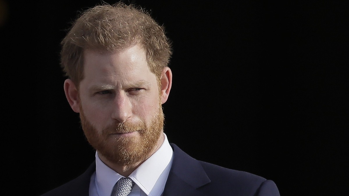 ARCHIV - 16.01.2020, Großbritannien, London: Der britische Prinz Harry steht in den Gärten des Buckingham-Palast. Eine Klage von Prinz Harry und Popstar E. John gegen den Verlag der Zeitung «Daily Mai ...