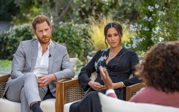 ARCHIV - 16.02.2021, USA, ---: HANDOUT - US-Moderatorin Oprah Winfrey (r) spricht bei einem Interview mit Prinz Harry von Gro�britannien und seiner Ehefrau Herzogin Meghan. (zu dpa: �25 Jahre nach dem ...