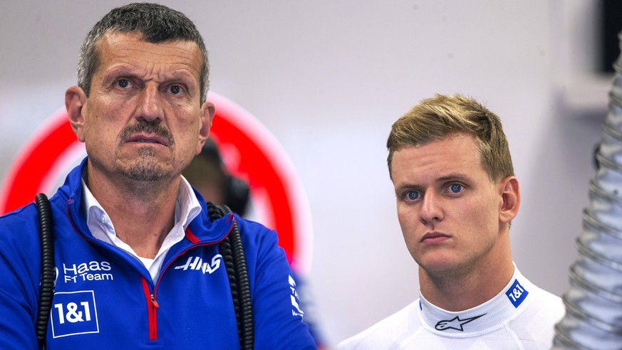 SCHUMACHER Mick F1 Team Haas mit Teamchef von Haas STEINER Guenter FIA Formal 1 GP Holland 2022 am 02.09.2022 in Zandvoord *** SCHUMACHER Mick F1 Team Haas with team boss of Haas STEINER Guenter FIA F ...