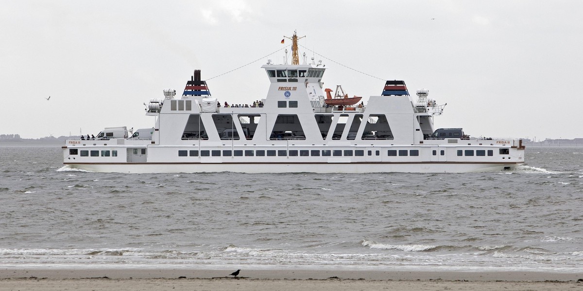 Die Fähre Frisia III, die grösste Auto- und Passagierfähre im Linienbetrieb zur ostfriesischen Insel Norderney, Niedersachsen, Deutschland, Europa *** the Ferry Frisia III, the largest Car and Passeng ...