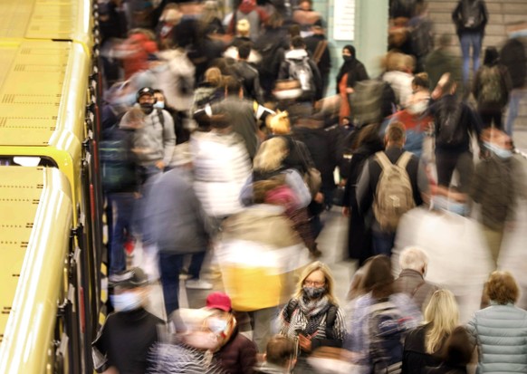 Maskenpflicht U-Bahn Berlin, DEU,19.10.2020 - U- Bahnhof Berlin Alexanderplatz, Fahrgaeste mit Masken. Die Zahl der Corona Infektionen in Deutschland steigt wieder an. Berlin Berlin Deutschland *** Ma ...