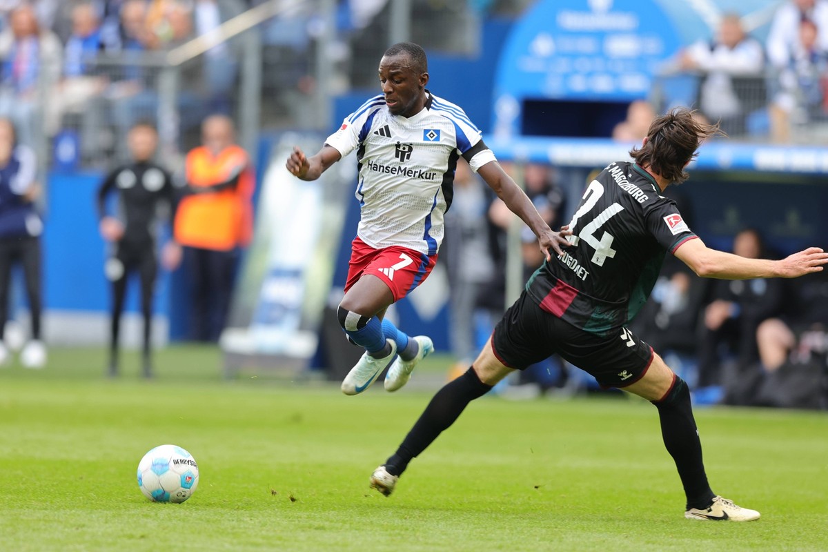 GER,Hamburg, Fussball, DFB, Hamburger SV vs 1 FC Magdeburg, im Hamburger Volksparkstadion , 20.10.2024, v.l. Jean-Luc Dompe Hamburger SV , Jean Hugonet 1. FC Magdeburg in aktion, in action DFL regulat ...