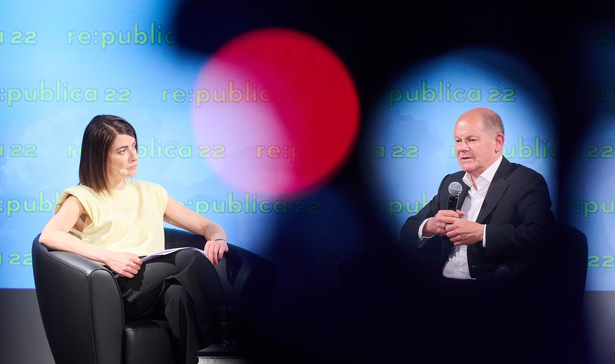 09.06.2022, Berlin: Bundeskanzler Olaf Scholz (SPD) spricht mit Linda Zervakis, Journalistin, Moderatorin und Autorin, auf der re:publica 2022 �ber Digitalpolitik in der Zeitenwende. In diesem Jahr fi ...