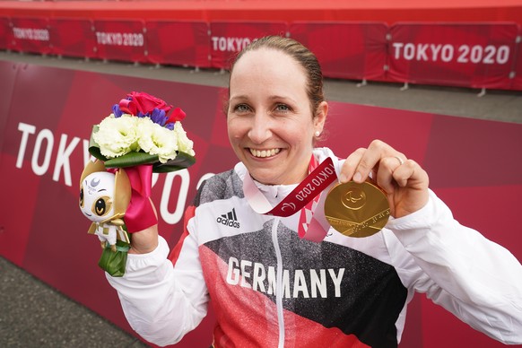 Paralympics: Para-Radsport, Frauen, Zeitfahren, Fuji International Speedway. Annika Zeyen (Deutschland) jubelt mit ihrer Goldmedaille.