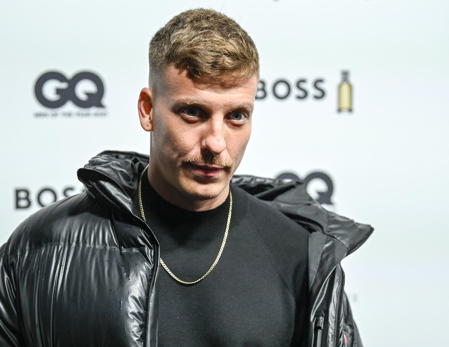 Comedian Felix Lobrecht kommt zur Gala &quot;GQ Men of the Year 2021&quot; in die Gendarmerie Berlin. Das Stil-Magazin GQ zeichnet Persönlichkeiten aus dem internationalen und deutschen Show- und Musi ...