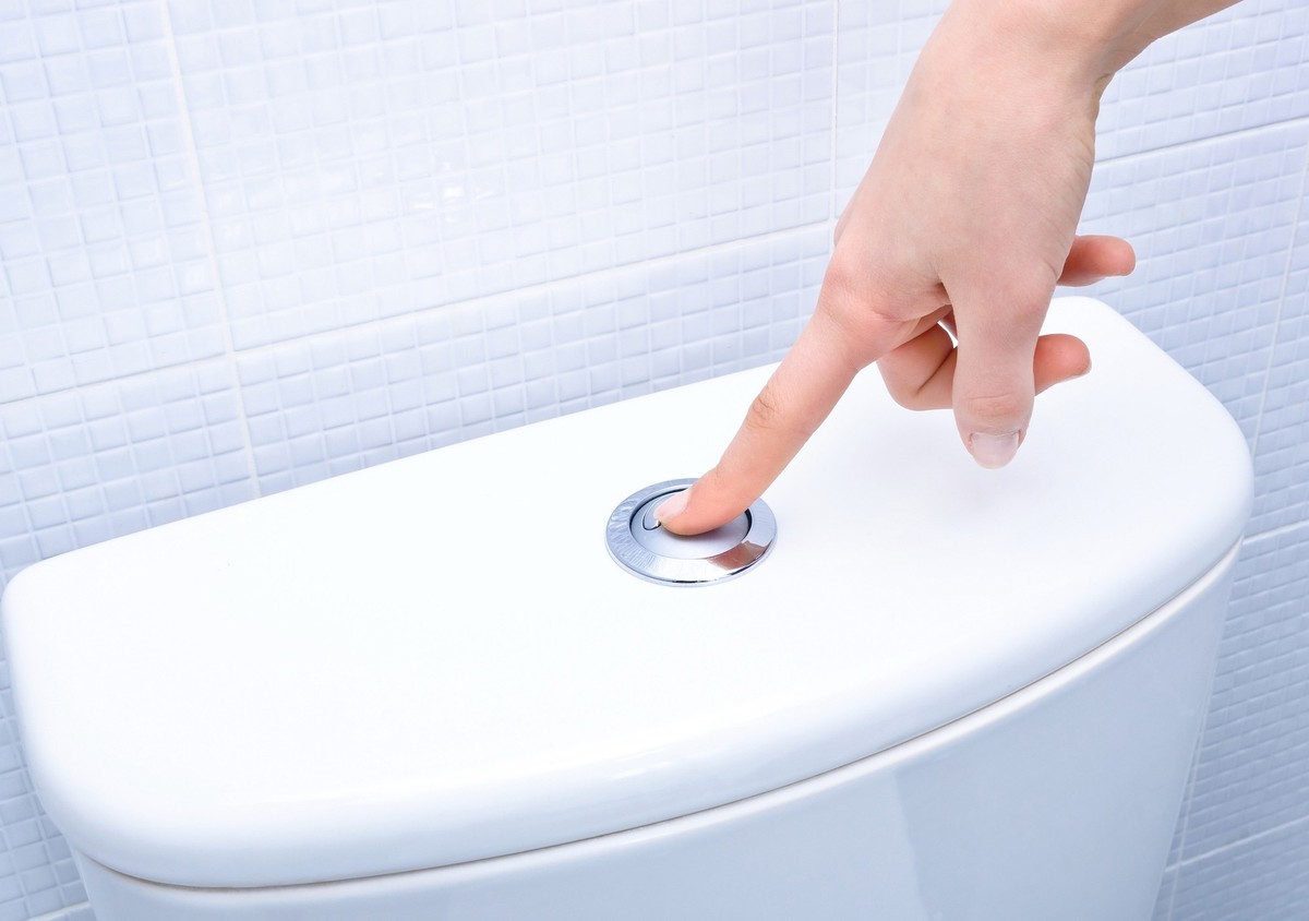 Der Kaugummi wird von unserem Magen nicht verdaut. Er findet über unseren Magen lediglich den Weg in die Toilette, wenn wir ihn runtergeschluckt haben.