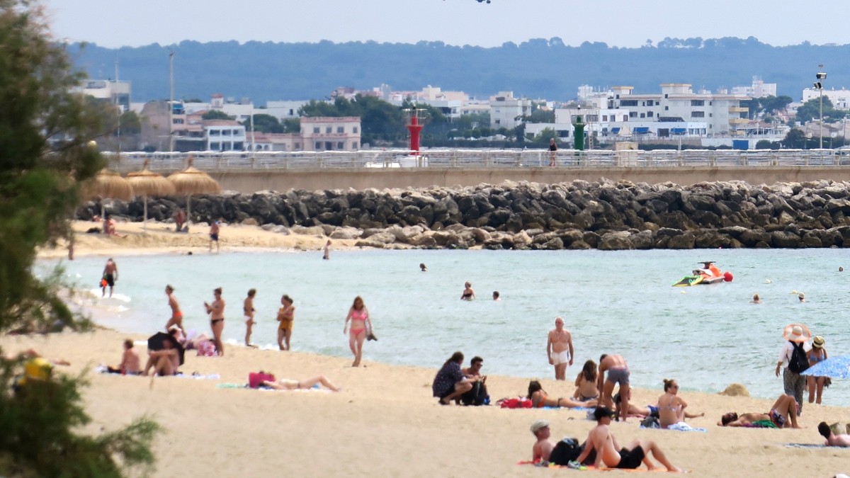 ARCHIV - Landeanflug auf Mallorca: Um dem Schmuddelwetter in Deutschland zu entfliehen, zieht es viele im Oktober auf die Balearen. (zu dpa: «Last-Minute? Was in den Herbstferien noch an Urlaub drin i ...