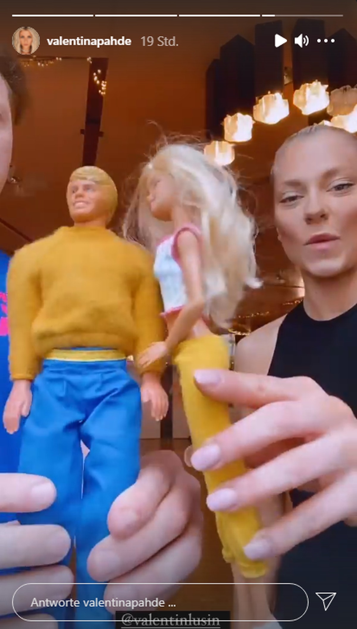 Valentin und Valentina lassen die Puppen tanzen.