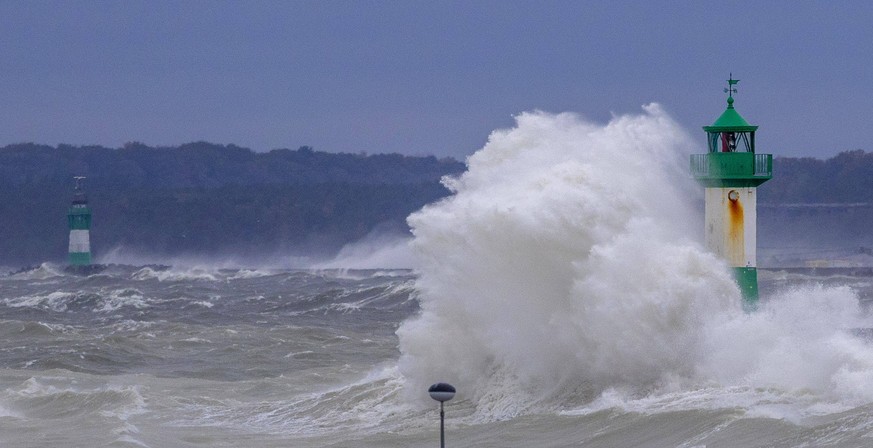 Sturm auf Ruegen Riesenwellen schlagen ueber die Leuchttuerme in Sassnitz r. und Mukran Landkreis Vorpommern-Ruegen. Der Sturm trifft mit Orkanstaerke auf die Ostkueste der Insel Ruegen. Sassnitz Meck ...