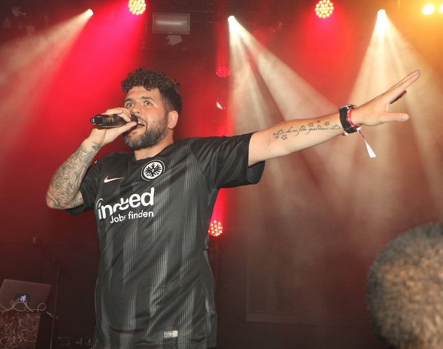 19.06.2018, Frankfurt am Main, Gibsonclub 1. Bundesliga Saison 2018/2019 Eintracht Frankfurt stellt die neuen Trikots vor die Frankfurter Rapper Bosc und Vega präsentieren das Heimtrikot ganz in schwa ...