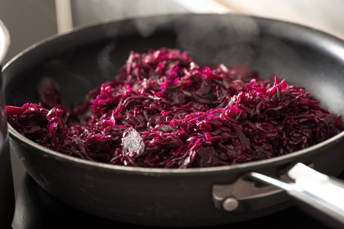 Egal, ob ihr Rotkohl, Rotkraut oder Blaukraut dazu sagt: Das rot-lila farbene Gemüse ist der Weihnachtsklassiker schlechthin. Aber es hat auch seine Tücken. Watson erklärt euch, wie ihr diese umgehen  ...