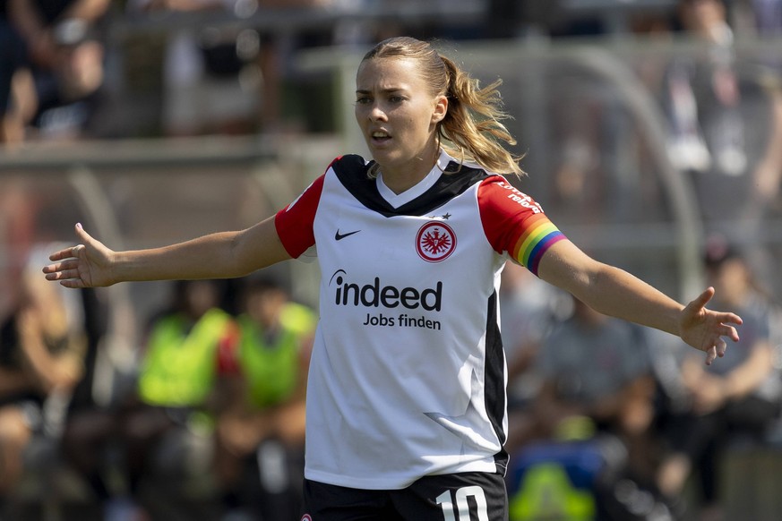 Google Pixel Frauen Bundesliga: Eintracht Frankfurt - FC Carl Zeiss Jena, 31.08.2024 Laura Freigang Eintracht Frankfurt 10 breitet die Arme aus, Freisteller, Portrait / Portr
