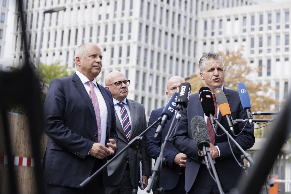 dpatopbilder - 10.09.2024, Berlin: Hessens Innenminister Roman Poseck (l, CDU), Thorsten Frei (r, CDU), Erster Parlamentarischer Geschäftsführer der CDU/CSU-Bundestagsfraktion, Alexander Throm (M), in ...