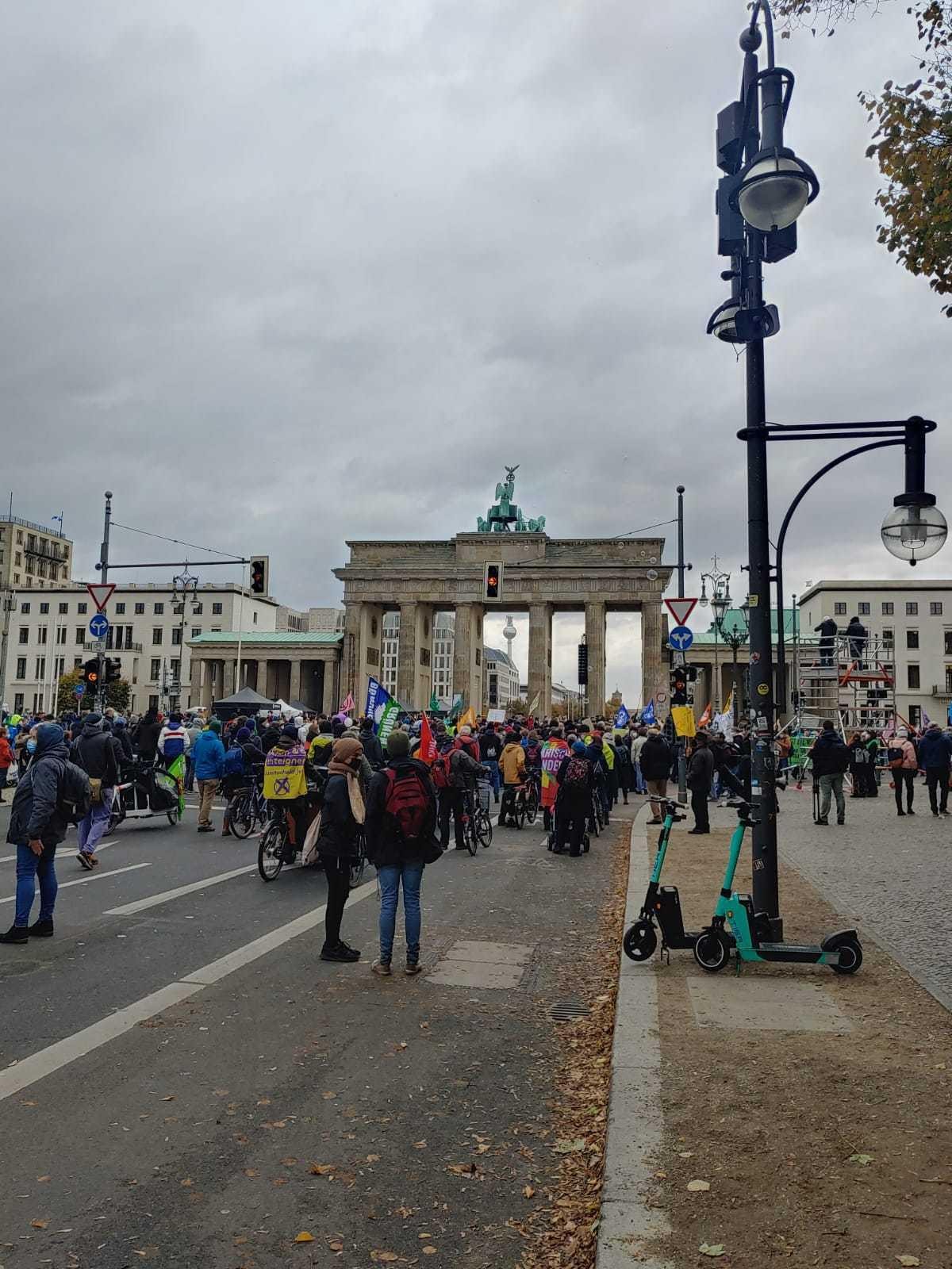 "What do we want? Climate Justice! When do we want it? Now" rufen die Demonstranten laut im Chor.