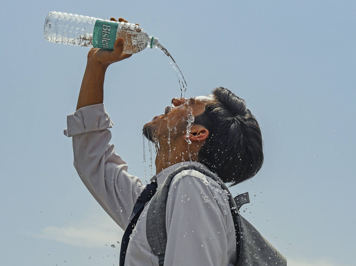 Heat Wave In Kashmir A man pours water on his face to cool down during a heatwave in Srinagar, India on May 21, 2025. Srinagar Jammu and Kashmir India Copyright: xBasitxZargarx