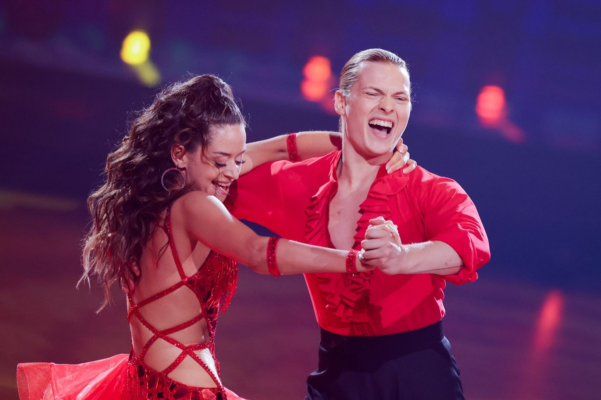 24.05.2024, Nordrhein-Westfalen, Köln: Der Finalist Gabriel Kelly, Sänger, tanzt mit Malika Dzumaev, Profitänzerin, im Finale der 17. Staffel der RTL-Tanzshow &quot;Let&#039;s Dance&quot; im Coloneum  ...