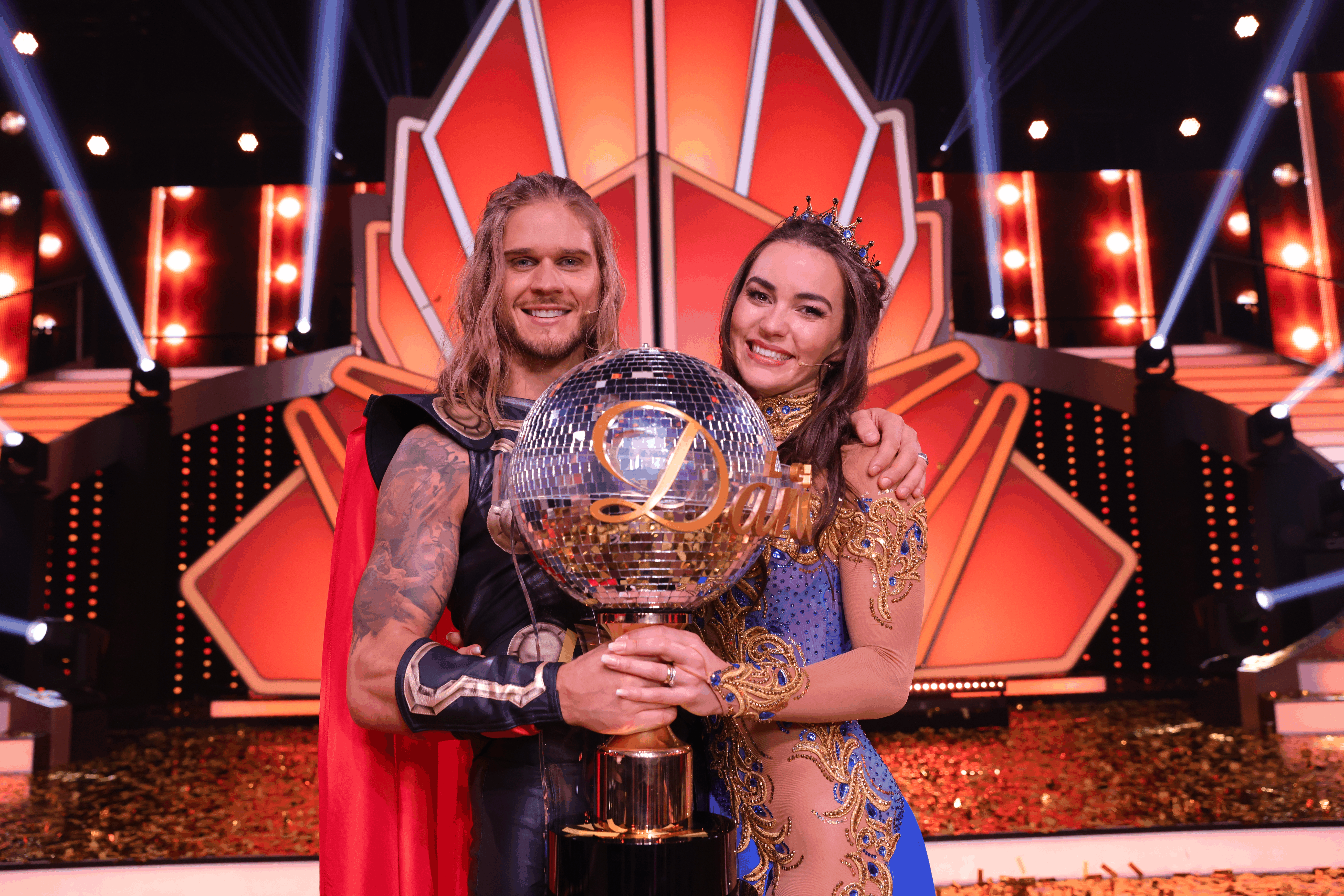 28.05.2021, Nordrhein-Westfalen, K�ln: Der ehemalige Profi-Fu�baller R�rik G�slason h�lt den Tanz-Pokal mit seiner Tanzpartnerin Renata Lusin nach ihrem Sieg beim Finale der 14. Staffel der RTL-Tanzsh ...