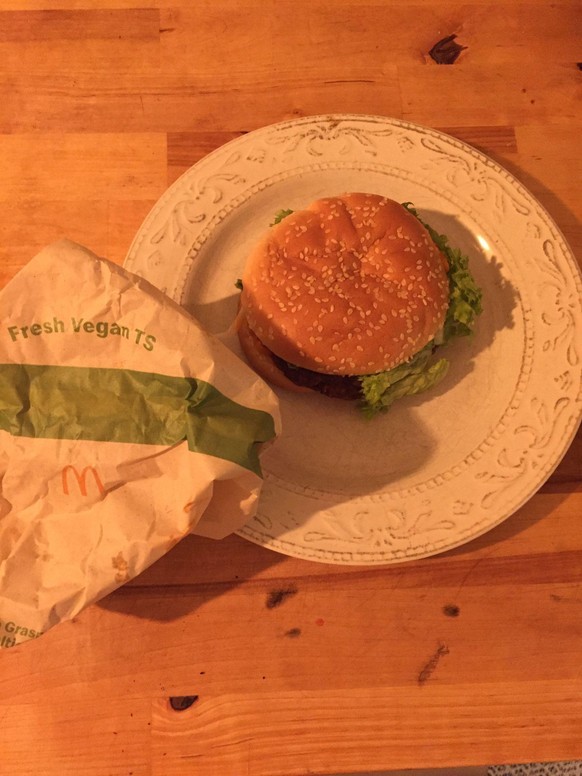 Am Tag des Kaufs sieht der vegane Burger aus, wie man es von einem McDonald´s-Burger kennt: Sesambrötchen, ein Blatt Salat, Sauce und ein veganes Patty dazwischen.