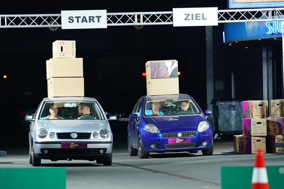 Jorge González, Barbara Schöneberger, Thomas Gottschalk und Günther Jauch müssen Kisten auf den Autos balancieren.