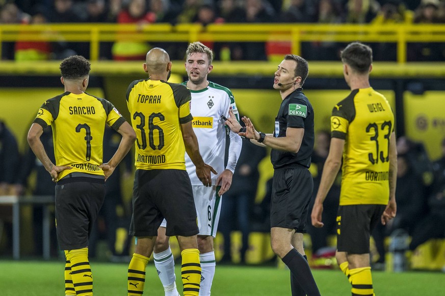 "Das war doch Hand", versucht der Dortmunder Verteidiger Ömer Toprak dem Torschützen Christoph Kramer zu erklären.