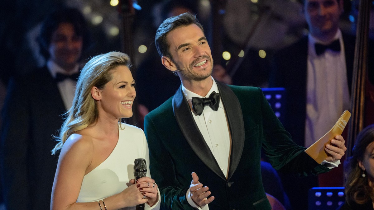SUHL, GERMANY - NOVEMBER 26: Helene Fischer and Florian Silbereisen are seen on stage during the tv show &#039;Das Adventsfest der 100.000 Lichter&#039; on November 26, 2016 in Suhl, Germany. (Photo b ...
