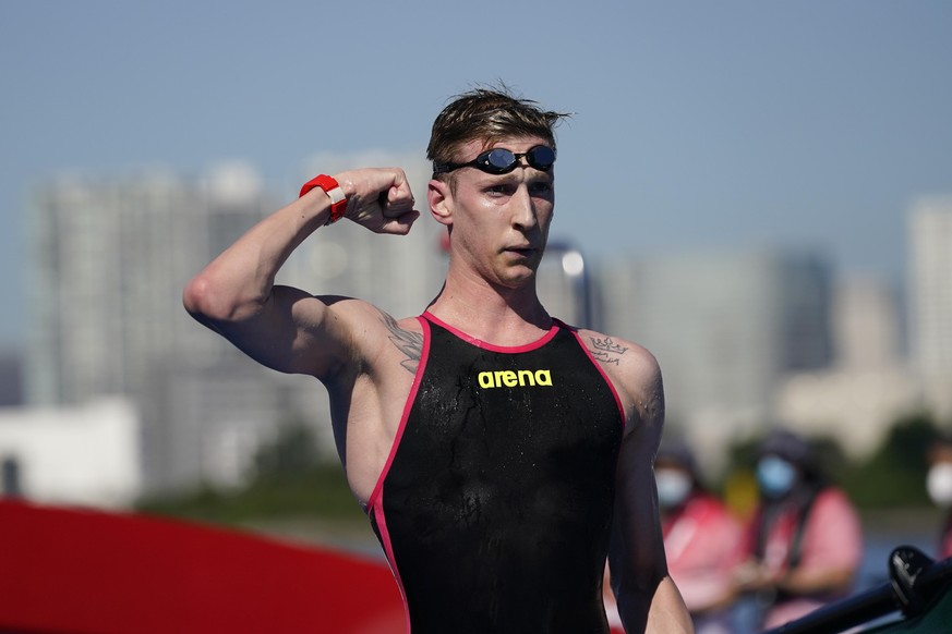 Florian Wellbrock, of Germany, flexes his arm after winning the men&#039;s marathon swimming event at the 2020 Summer Olympics, Thursday, Aug. 5, 2021, in Tokyo, Japan. (AP Photo/Jae C. Hong)