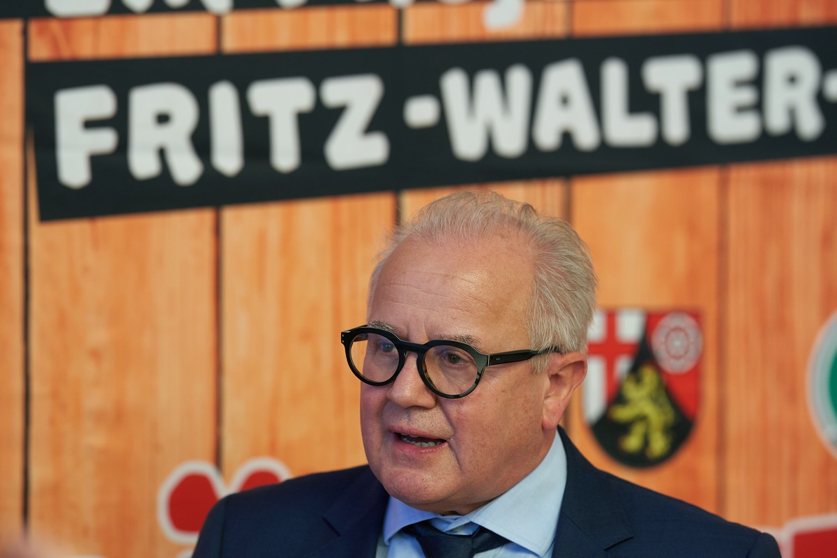 ARCHIV - 01.10.2020, Rheinland-Pfalz, Mainz: DFB-Pr�sident Fritz Keller nimmt an der Pr�sentation einer Briefmarke zum 100. Geburtstag von Fritz Walter teil. Mit Fritz Walter als Kapit�n gewann die de ...